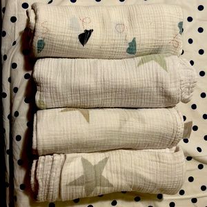 Four swaddling blankets!